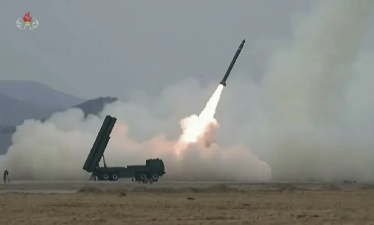 Koreja e Veriut kryen teste të raketave të aftë për të transportuar armë bërthamore