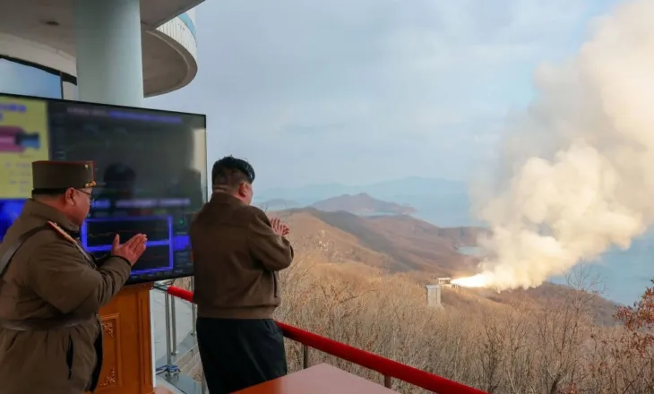 Koreja e Veriut teston motorin e raketës që mund të arrijë SHBA-në