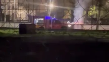 Koshi i mbeturinave merr flakë, zjarrfikëses nuk i punon pompa e ujit dhe largohet