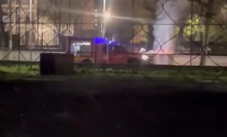 Koshi i mbeturinave merr flakë, zjarrfikëses nuk i punon pompa e ujit dhe largohet