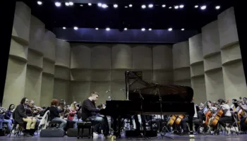 Kostandin Tashko koncert në TKOB, pianisti shqiptar do të interpretojë pjesë të kompozitorit rus Sergei Prokofiev