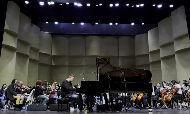 Kostandin Tashko koncert në TKOB, pianisti shqiptar do të interpretojë pjesë të kompozitorit rus Sergei Prokofiev