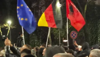 Kreshnik Spahiu: Berisha ndryshon kurs, heq flamujt amerikanë dhe nxjerrë ata gjermanë