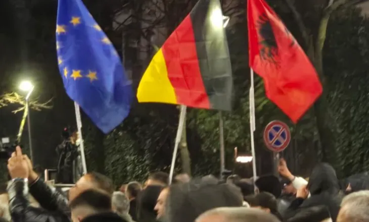 Kreshnik Spahiu: Berisha ndryshon kurs, heq flamujt amerikanë dhe nxjerrë ata gjermanë