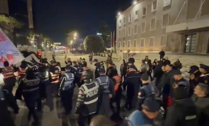 Kreu i Lëvizjes Shqipëria Bëhet vendos sërish çadër para Kryeministrisë, përplaset me policinë