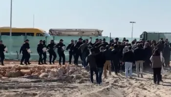 “Kriminela, hajdut…”!Banorët e Rrjollit përplasen sërish me policinë, efektivët i marrin zvarrë