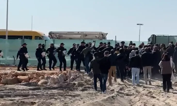 “Kriminela, hajdut…”!Banorët e Rrjollit përplasen sërish me policinë, efektivët i marrin zvarrë