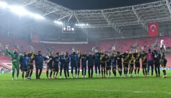 Kristal Palasë ‘blof’ i mbrëmjes, Vajekano ngre ‘flamurin’ në Turqi