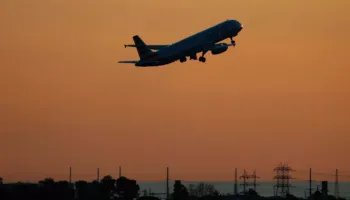 Kriza në Lindjen e Mesme godet aviacionin, a do të fluturojmë më shtrenjtë këtë verë?