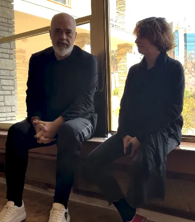 Kryeministri vizitë te “Vila 31 x Art Explora”, ish-shtëpia e diktatorit, selia e fondacionit prestigjioz Art Explora