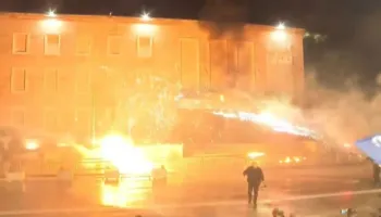 Kryeministria në flakë/ Shpërthejnë fishekzjarrët, protestuesit largohen me vrap, kundërpërgjigjet policia