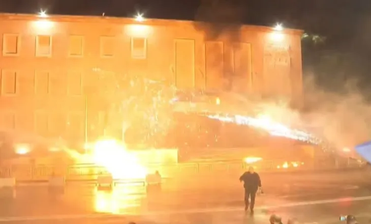 Kryeministria në flakë/ Shpërthejnë fishekzjarrët, protestuesit largohen me vrap, kundërpërgjigjet policia