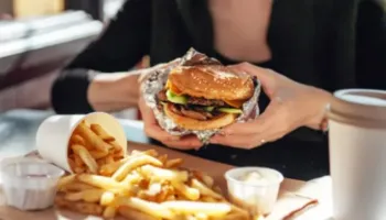 KUJDES/ Konsumimi i shumë ushqimeve të përpunuara, rrit rrezikun e sulmeve në zemër dhe goditjeve në tru