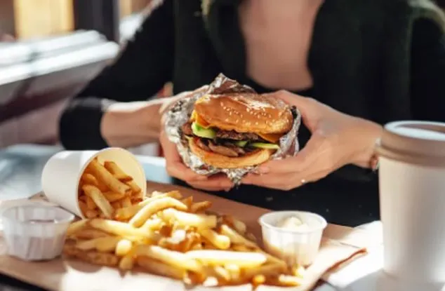 KUJDES/ Konsumimi i shumë ushqimeve të përpunuara, rrit rrezikun e sulmeve në zemër dhe goditjeve në tru