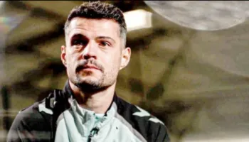 Kujton sakrificën e prindërve, Granit Xhaka shpërthen në lot gjatë intervistës për faqen zyrtare të Premier League