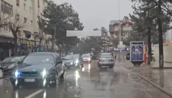 Kukësi përfshihet nga moti i keq, stuhi me shi dhe breshër