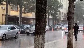Kukësi përfshihet nga reshje të forta shiu dhe breshëri, ngadalësohet qarkullimi në qytet