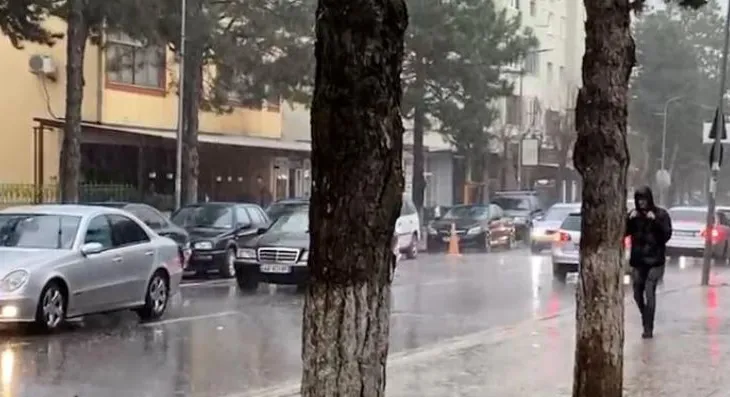 Kukësi përfshihet nga reshje të forta shiu dhe breshëri, ngadalësohet qarkullimi në qytet