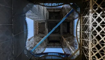 Kulla Eiffel po rikthen një atraksion – një shëtitje në një lartësi prej 60 metrash