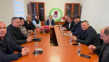 Kumbaro mbledh deputetët dhe kryebashkiakët në Gjirokastër: Projekte të reja në të katër cepat e qarkut