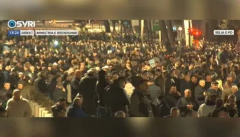 Kundër korrupsionit dhe vjedhjeve qeveritare/ Mijëra qytetarë në shesh i bashkohen protestës së opozitës