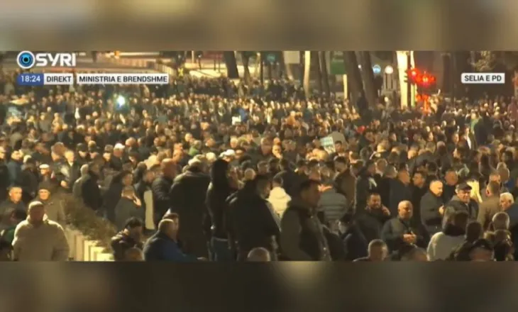 Kundër korrupsionit dhe vjedhjeve qeveritare/ Mijëra qytetarë në shesh i bashkohen protestës së opozitës