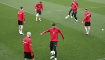 Kuqezinjtë mbyllin përgatitjet në Tiranë, Sylvinho teston edhe penalltitë para fluturimit drejt Varshavës