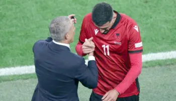 Kuqezinjtë në dy plane: Broja i pasigurt në Kombëtare, Seferi në formacionin e javës në Turqi