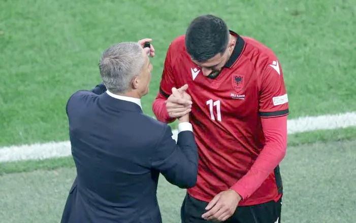 Kuqezinjtë në dy plane: Broja i pasigurt në Kombëtare, Seferi në formacionin e javës në Turqi