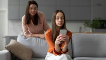 Kur një fëmijë ndalon së foluri me prindërit e tij – çfarë fshihet në të vërtetë pas kësaj heshtjeje?