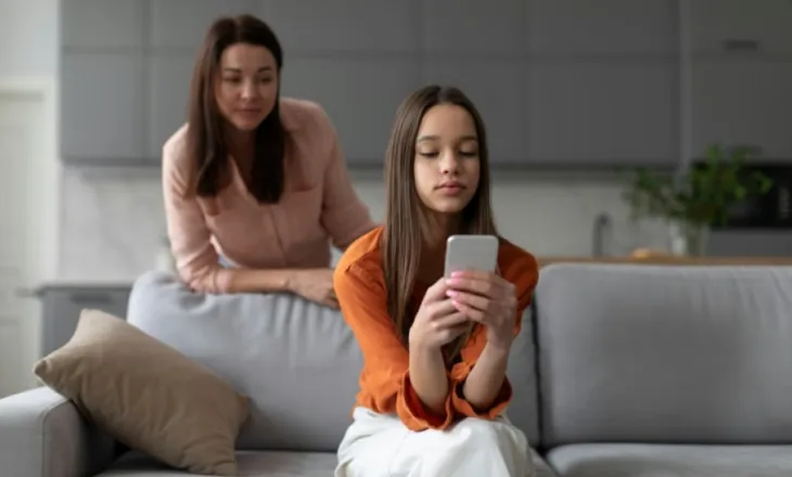 Kur një fëmijë ndalon së foluri me prindërit e tij – çfarë fshihet në të vërtetë pas kësaj heshtjeje?