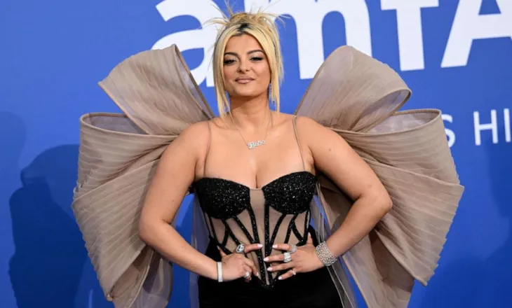 “Kur vjen radha e frutave, është shenjë që mysafirët të ikin”, Bebe Rexha shpjegon traditat shqiptare në emisionin amerikan