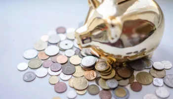 Kursi Euro-Lek bie në minimum të ri historik, drejt kufirit të 96 lekëve