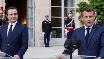 Kurti në Francë, Vuçiç pretendon se kryeministri mund të kërkojë ‘shkuarjen e FSK-së’ në veri