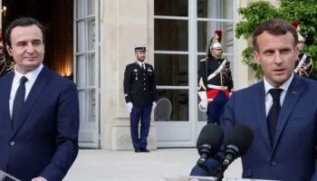 Kurti udhëton për në Francë, pritet të takohet me Macron! Reagon Vuçiç: Pritet të paraqesë dy “kërkesa të rrezikshme”