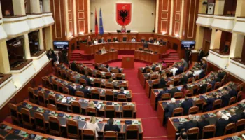 Kuvendi miraton ndryshimet në qeverinë Rama pa praninë e tij, shkarkimet dhe emërimet marrin mbi 80 vota