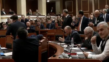 “Ky do rraf”, nuk ka paqe mes Ballës dhe demokratëve në seancë