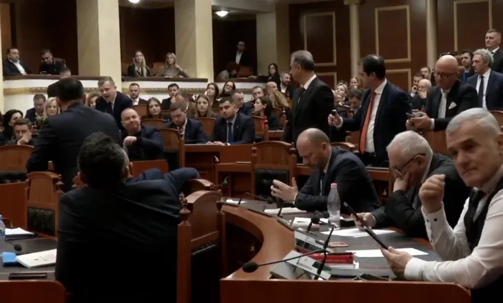 “Ky do rraf”, nuk ka paqe mes Ballës dhe demokratëve në seancë