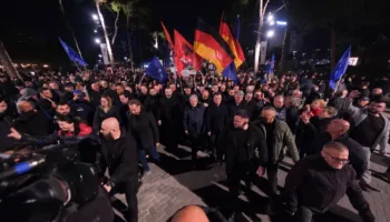 LAJM I FUNDIT/ Pas sulmit ndaj Kryeministrisë, turma e protestuesve niset drejt bashkisë së Tiranës