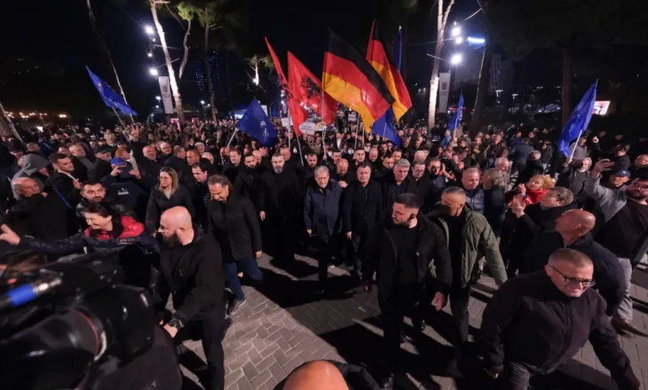 LAJM I FUNDIT/ Pas sulmit ndaj Kryeministrisë, turma e protestuesve niset drejt bashkisë së Tiranës