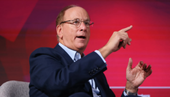 Larry Fink paralajmëron: Lufta dhe inflacioni janë vetëm fillimi!