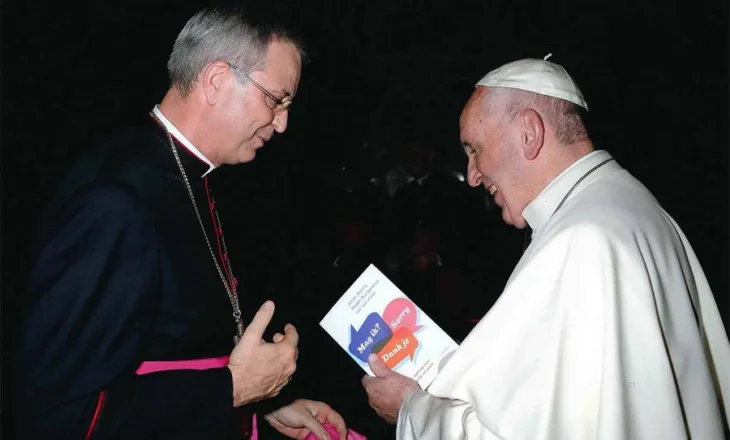 “Lejoji priftërinjtë të martohen”, kërkesa e peshkopit trondit Papa Leon dhe Vatikanin