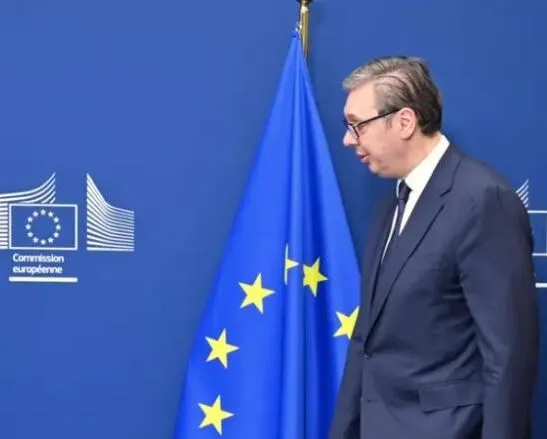 Lëkundjet e Vuçiçit në politikën e jashtme/ Ekspertët serbë: Çon në improvizime dhe rezultate të kufizuara