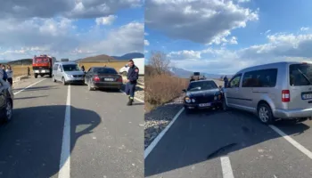 Lëndohen dy persona nga përplasja e dy automjeteve në rrugën Korçë–Ersekë