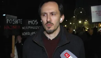 Lëvizja Bashkë protestë para Kuvendit, deputeti Muçi: Rama mbron Ballukun, ndërkombëtarët të reagojnë