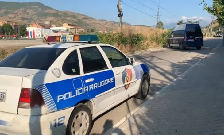Lëvizte i armatosur në qytet, shpallet në kërkim 21-vjeçari, arrestohen 5 shokët e tij