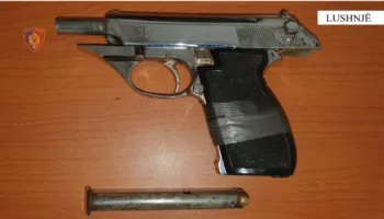 Lëvizte i armatosur, shpallet në kërkim 21-vjeçari në Lushnjë. Arrestohen 5 shokët e tij