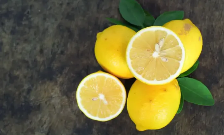 Limoni nuk është vetëm për aciditetin: Çfarë i bën vërtet ushqimit tonë