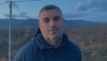 ‘Linda për së dyti…’ Makina përplaset me barrierën dhe bie nga lartësia në Morinë-Kukës, shpëton trajneri