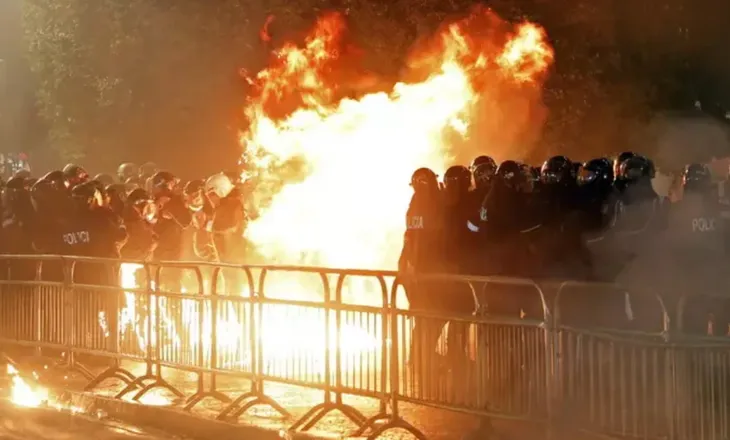 Lirohen nga qelia 15 protestuesit e opozitës